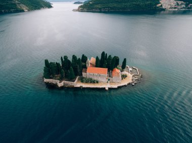Kotor Körfezi 'ndeki Aziz George adasındaki manastırın en iyi manzarası.