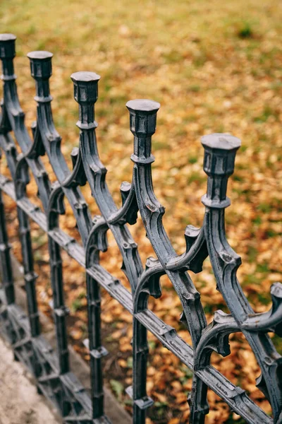 Sahte bir çitin keskin uçlu metal uçları.