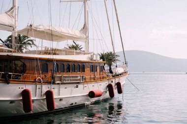 Katlanmış yelkenli güzel yelkenli yat rıhtımdaki körfezde duruyor.