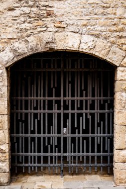 Taştan bir binada basit işlenmiş demir ızgara.