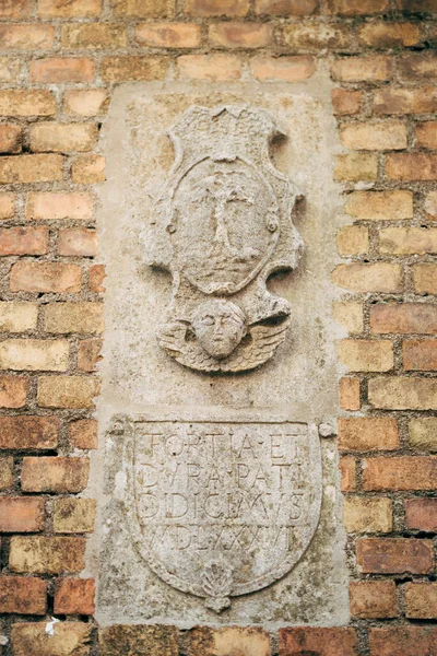Coat of arms of the Sbutega family on a brick wall near the Church of the Nativity of the Virgin in Prcanj — 스톡 사진