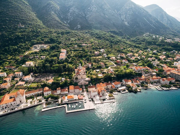 Vista aérea panorámica de la Iglesia de la Natividad de la Virgen en Prcanj junto al mar —  Fotos de Stock