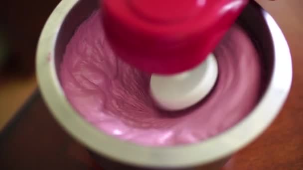 Pastry chef is making berry marshmallows — Stockvideo