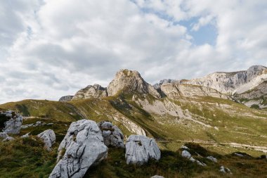 Durmitor Ulusal Parkı 'ndaki Eyer Geçidi' nde devasa kayalar var.