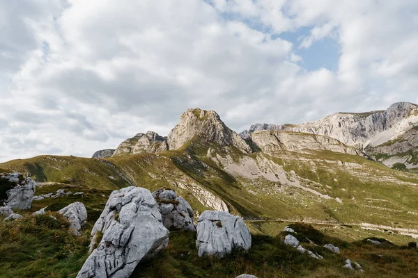 Durmitor Ulusal Parkı 'ndaki Eyer Geçidi' nde devasa kayalar var.