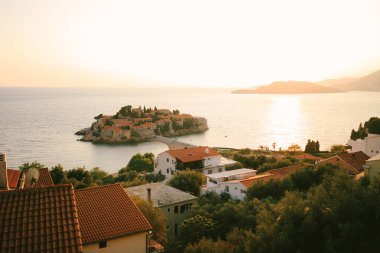 Sveti Stefan köyünden Sveti Stefan adasına