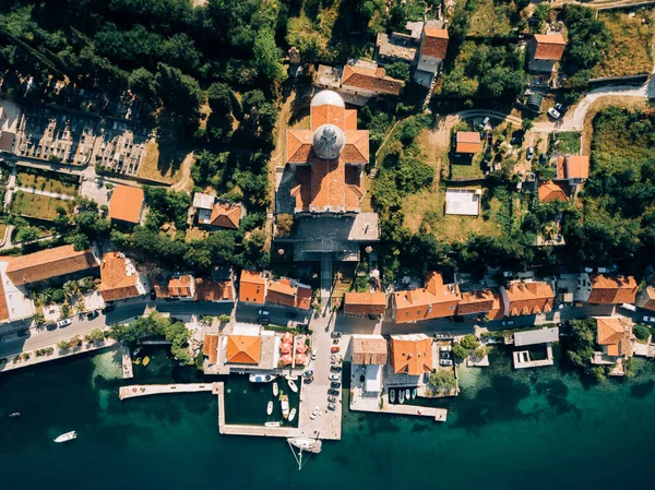 Vista aérea da Igreja da Natividade da Virgem em Prcanj. Montenegro — Fotografia de Stock