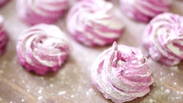 完成したピンクのマシュマロに粉砂糖の薄い層を振りかける。トップ表示 — ストック動画