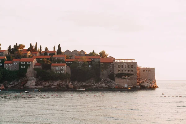 Isla Sveti Stefan en la Bahía de Kotor. Montenegro — Foto de Stock