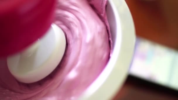 Chicoteando a massa de baga em uma tigela para a preparação de marshmallows — Vídeo de Stock
