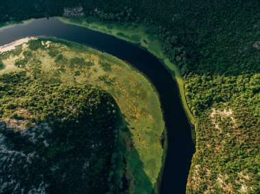 Dağın etrafındaki Crnojevica nehrinin döngüsü