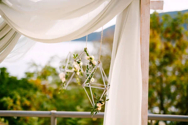 Rombos trenzados decorativos decorados con rosas de té en un arco de boda —  Fotos de Stock