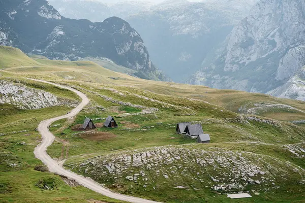 Casas triangulares al pie de las montañas en el norte de Montenegro — Foto de Stock