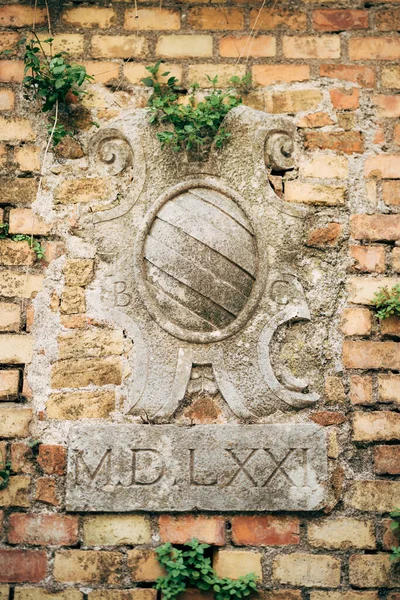 Coat of arms in a brick wall near the Church of the Nativity of the Virgin in Prcanj — 스톡 사진