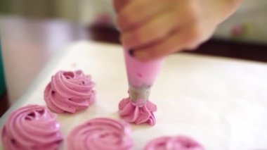 Şef hamur işinden böğürtlen şekeri sıkar.