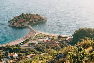 Sveti Stefan adasının havadan görünüşü. Karadağ
