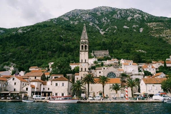 Szent Miklós templom Peraszt partjainál. Montenegró — Stock Fotó