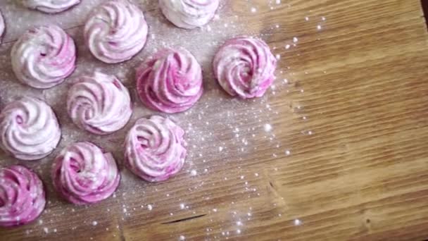 Ready-made pink marshmallow with a thin layer of powdered sugar. Top view — Vídeo de Stock