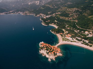 Özel plajlı dar geçitler Sveti Stefan adasına çıkıyor. Üst görünüm