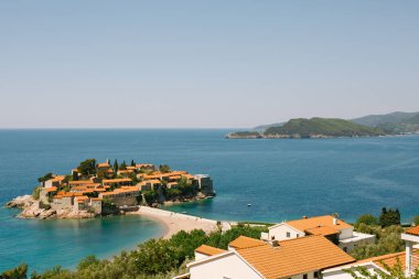 Kotor Körfezi 'ndeki Sveti Stefan adasında kırmızı çatılı taş evler.