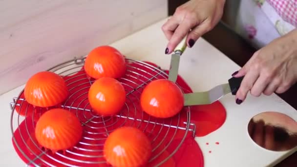Chef removes the excess icing from the cakes with a spatula — Video Stock