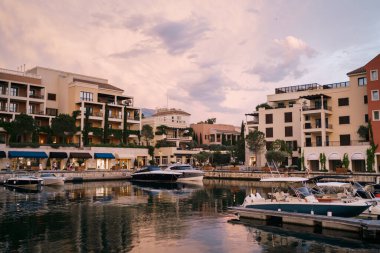 Kıyıya demirlemiş küçük yatlar Porto 'da güzel kulüp evleri ve oteller var.