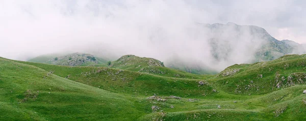 Bergen in witte mist in Durmitor National Park — Stockfoto