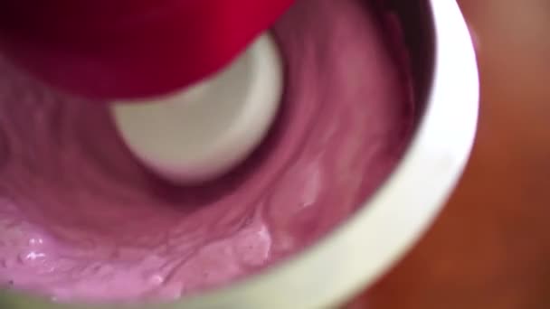 Meyve şekerlemesi yapmak için karıştırıcıyla krema çırpma işlemi — Stok video