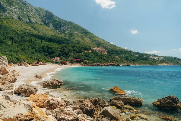 Zelený útes, obrovské balvany a čistá voda na pláži Drobni Pijesak — Stock fotografie