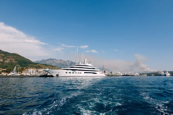 Superyacht with three decks is moored off the coast of Porto with mountains in the background — Stock Photo, Image