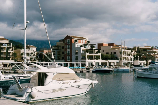 Molo z łodzi na tle domów klubowych na brzegu. Porto, Czarnogóra — Zdjęcie stockowe