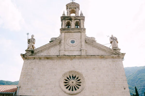 Gereja St. Niklas dengan patung-patung di atap dan jendela mawar di dinding Prcanj — Stok Foto