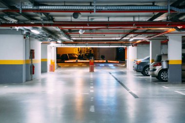 Büyük bir yeraltı otoparkının çıkışında park etmiş.