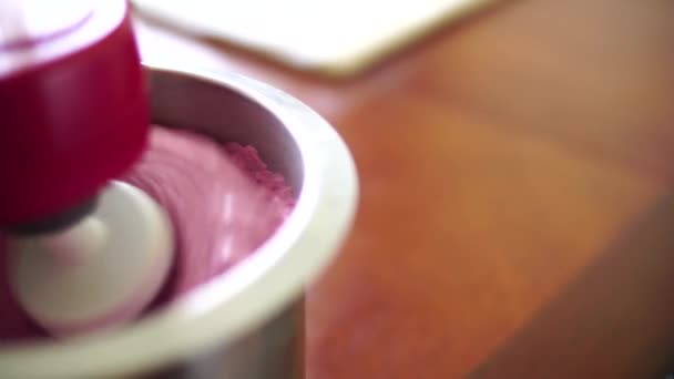 Frullare la mousse di frutta di marshmallow con un mixer — Video Stock