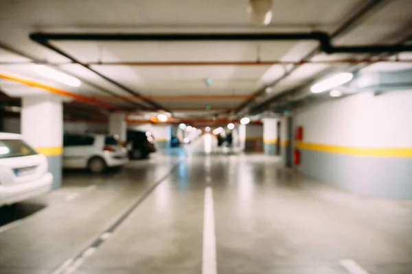 Bilarna står parkerade på den underjordiska parkeringen. Oskärpa — Stockfoto