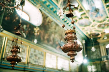 Taşların Hanımı Kilisesi 'nin içindeki dekoratif desenli sansürler. Karadağ