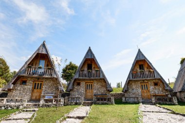 İki katlı üç katlı taş evler. Karadağ, kuzey