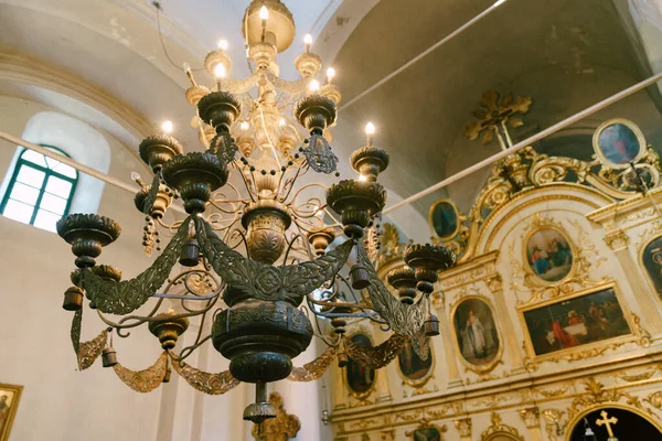 Ornate chandelier in front of the altar in the church — Stock Photo, Image