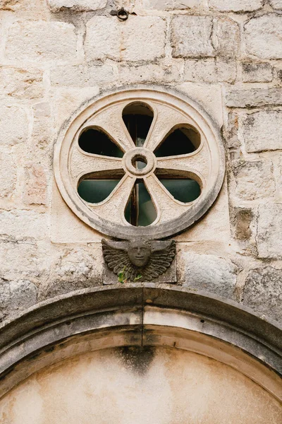 Okno růže na kamenné zdi kostela. Detailní záběr — Stock fotografie