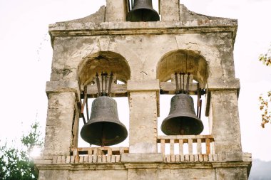 Prcanj 'daki Meryem Ana' nın doğumu kilisesinin çan kulesinde üç çan.