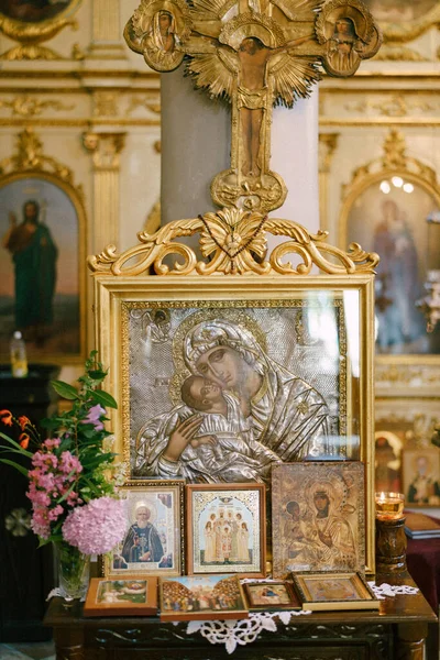 Icon of the Virgin and Child on a table in front of the altar in the church — ストック写真