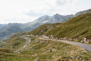 Dağlardaki asfalt yolda. Karadağ, kuzey