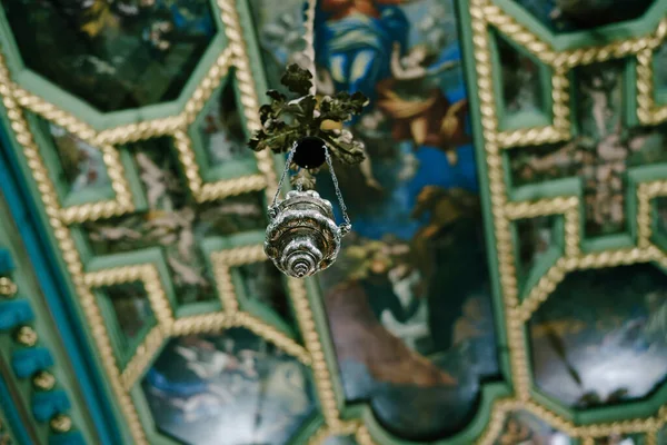 Censer decorado con hojas de roble cuelga del techo de la Iglesia de Nuestra Señora de las Rocas — Foto de Stock