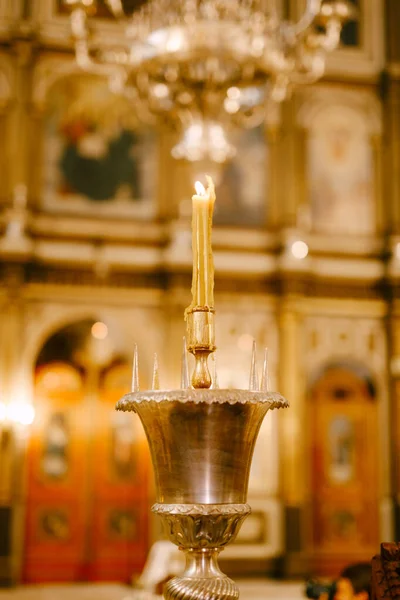 Gouden kandelaar met een kaars bij het altaar in de kerk — Stockfoto