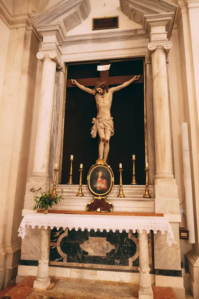 Statue of the Crucifixion on the wall of the temple between the columns — ストック写真