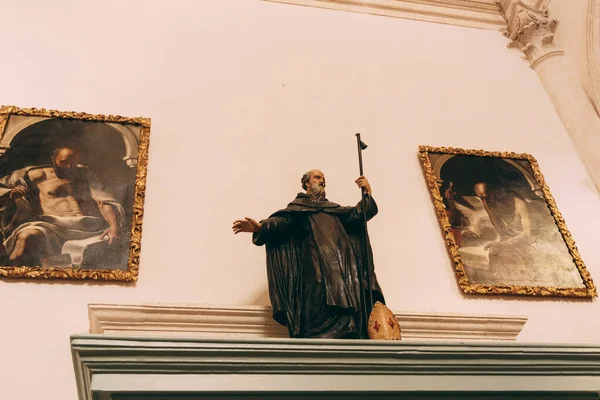 성전 벽 위에 섰는 제사장 을묘 사 한 조각상 — 스톡 사진