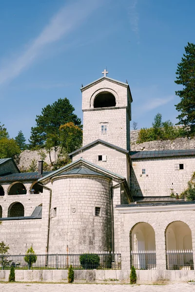Cetinje緑の木々に囲まれた古代の修道院。モンテネグロ — ストック写真
