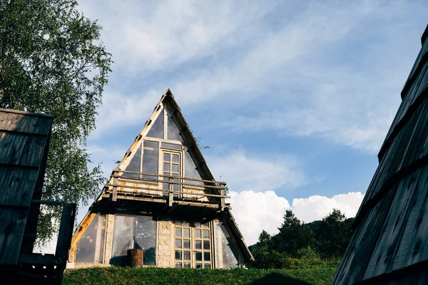 삼 각 석조 주택 과푸른 하늘을 배경으로 한 테라스가 있습니다. 몬테네그로 — 스톡 사진