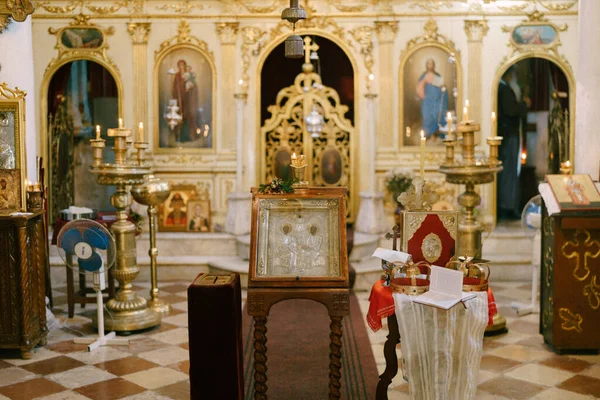 Iconostase autour de l'autel dans l'église avec des colonnes blanches — Photo