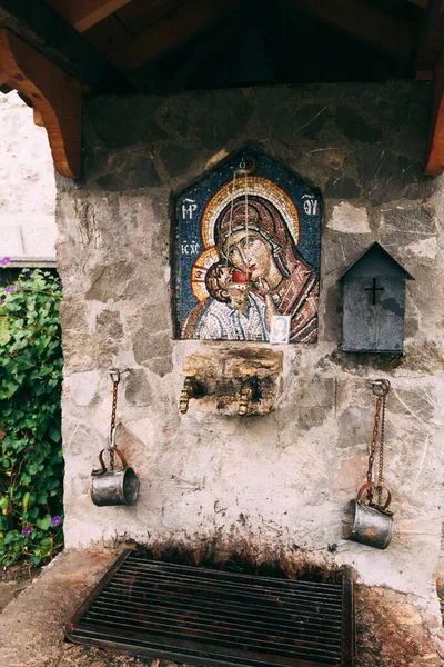 Mosaic icon of the Mother of God and Child on the stone wall of the temple — Foto Stock
